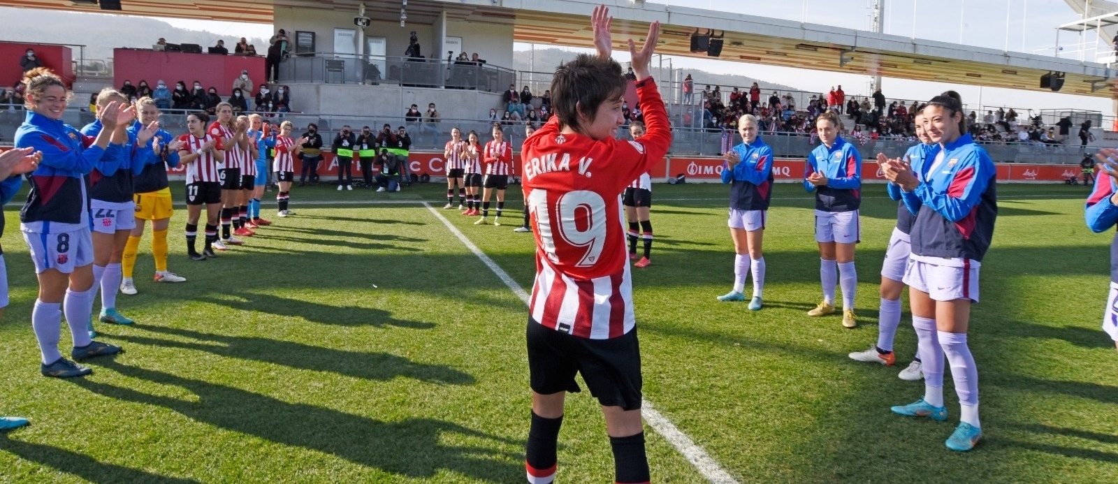 Erika Vázquez aplaudiendo